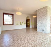 5-izbový rodinný dom, dvojpodlažný, podpivničený, Kátlovce - Priestranný interiér rodinného domu s podlahou s dreveným dekorom a modernou kuchyňou.
