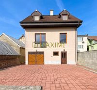 5-izbový rodinný dom, dvojpodlažný, podpivničený, Kátlovce - Rodinný dom v Kátlovciach s garážou a klinkerovou dlažbou na dvore.