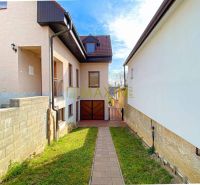 5-izbový rodinný dom, dvojpodlažný, podpivničený, Kátlovce - Rodinný dom v Kátlovciach so vstupnou bránou a oplotením.