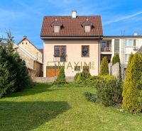 5-izbový rodinný dom, dvojpodlažný, podpivničený, Kátlovce - Rodinný dom v Kátlovciach so záhradou, obklopený zeleňou a modrou oblohou.