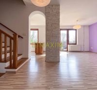 5-izbový rodinný dom, dvojpodlažný, podpivničený, Kátlovce - Interiér rodinného domu s dreveným schodiskom a podlahou s dreveným dekorom.
