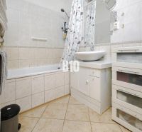 2-izbový byt s balkónom a klimatizáciou | Štúrova, Nitra - Kúpeľňa v 2-izbovom byte s vaňou a bielym umývadlom na skrinke.