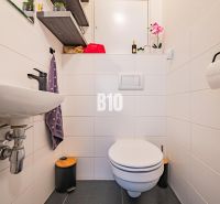 KOMPLETNÁ REKONŠTRUKCIA / 3 izbový byt / VYNIKAJÚCA DISPOZÍCIA - Kúpeľňa v 3-izbovom byte, praktická polica, jemná výzdoba, sanitárne zariadenie.