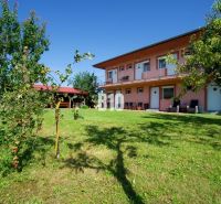 APARTMÁNOVÝ DOM v Radave - 7 apartmánov na predaj - Rodinný dom v Podhájskej s veľkou záhradou a altánkom na relaxáciu.