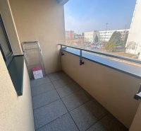 Prenájom 2 izbového bytu ARBORIA Trnava - Balkón 2-izbového bytu na ulici ARBORIA v Trnave s výhľadom na okolie.