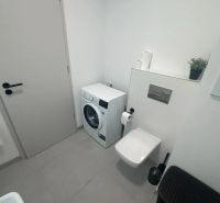 Prenájom 2 izbového bytu ARBORIA Trnava - Kúpeľňa s práčkou, toaletou a béžovou dlažbou v 2-izbovom byte.
