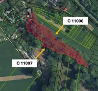 Vrbovce – 1.566 m2 INVESTIČNÉ pozemky – Predaj - Mapa pozemkov vo Vrbovciach ukazuje rozparcelované zvláštne nehnuteľnosti ohraničené červenou farbou.
