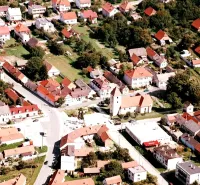 Vrbovce – 1.566 m2 INVESTIČNÉ pozemky – Predaj - Letecký pohľad na Vrbovce so zdôraznením zvláštnych nehnuteľností a kostola.