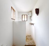 SAMOSTATNE STOJACA VILA MAPUMZIKO S 2 IZBAMI NA ZANZIBARE  - Kúpeľňa v rodinnom dome s bielymi stenami, sprchovým kútom a oknami.