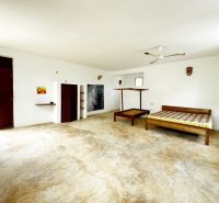 SAMOSTATNE STOJACA VILA MAPUMZIKO S 2 IZBAMI NA ZANZIBARE  - Spálňa v rodinnom dome so vstavanými skriňami a nástennými dekoráciami.