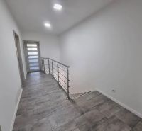 ZARIADENÁ NOVOSTAVBA 5 MINÚT OD TRNAVY - Chodba v rodinnom dome so schodiskom a keramickou dlažbou.