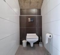 ZARIADENÁ NOVOSTAVBA 5 MINÚT OD TRNAVY - Toaleta v rodinnom dome s bielymi a hnedými obkladačkami.