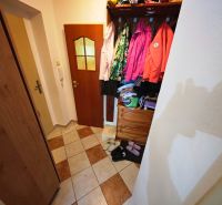 PREDAJ 2-izbový byt Harmanec 56 m2 s balkónom  - Chodba s dlažbou a šatníkovou skriňou v 2-izbovom byte.