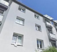 PREDAJ 2-izbový byt Harmanec 56 m2 s balkónom  - Exteriér bytovej budovy na Harmanci, Banská Bystrica, ponúka 2-izbový byt s balkónom.