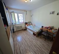 PREDAJ 2-izbový byt Harmanec 56 m2 s balkónom  - Detská izba s podlahou s dreveným dekorom v 2-izbovom byte plná hračiek.