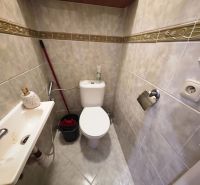 PREDAJ 2-izbový byt Harmanec 56 m2 s balkónom  - Kúpeľňa v 2-izbovom byte s toaletou, umývadlom a keramickými obkladmi.