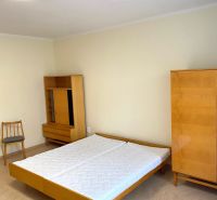 Prenájom 2-izbového bytu, Martin - centrum - Spálňa s posteľou, skriňou a podlahou s dreveným dekorom v 3-izbovom byte.