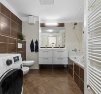 Apartmán vhodný na Airbnb aj rodinné bývanie | Vienna Gate - Kúpeľňa v 3-izbovom byte s vaňou, práčkou a dvojitým umývadlom.