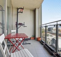 Apartmán vhodný na Airbnb aj rodinné bývanie | Vienna Gate - Balkón 3-izbového bytu v Bratislave, Kopčianskej, s posedením a výhľadom na mesto.