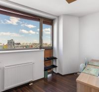 Apartmán vhodný na Airbnb aj rodinné bývanie | Vienna Gate - Pracovňa v 3-izbovom byte s výhľadom na mesto, podlaha s dreveným dekorom.