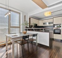 Apartmán vhodný na Airbnb aj rodinné bývanie | Vienna Gate - Kuchyňa v 3-izbovom byte s jedálenským stolom a podlahou s dreveným dekorom.