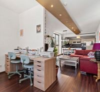 Apartmán vhodný na Airbnb aj rodinné bývanie | Vienna Gate - Interiér 3-izbového bytu s podlahou s dreveným dekorom, pracovným stolom a obývacou zónou.