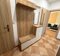 3 izbový byt s balkónom Topoľčany  - Vstupná hala so zrkadlom a skriňou v 3-izbovom byte. Podlaha s dreveným dekorom.
