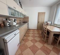 3 izbový byt s balkónom Topoľčany  - Kuchyňa v 3-izbovom byte s jedálenským stolom, kuchynskou linkou a spotrebičmi.