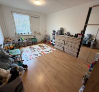 3 izbový byt s balkónom Topoľčany  - Detská izba s hračkami a podlahou s dreveným dekorom v 3-izbovom byte.