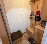 3 izbový byt s balkónom Topoľčany  - Vstupná hala v 3-izbovom byte s dlažbou a dreveným vešiakovým panelom.