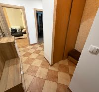 3 izbový byt s balkónom Topoľčany  - Chodba v 3-izbovom byte s dlažbou a vstavanou skriňou.
