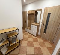 3 izbový byt s balkónom Topoľčany  - Chodba v 3-izbovom byte s dlažbou, vešiakovou stenou a poličkami z dreveným dekorom.