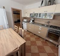 3 izbový byt s balkónom Topoľčany  - Kuchyňa 3-izbového bytu s rohovou linkou, jedálenským stolom a spotrebičmi.