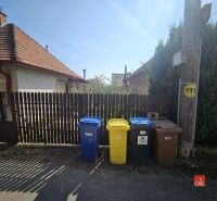 EXKLUZÍVNE NA PREDAJ 2-izbový rodinný dom v širšom centre Nitry s pote - Rodinný dom na Stračej ulici v Nitre s nádobami na triedený odpad.