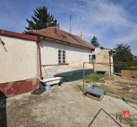 EXKLUZÍVNE NA PREDAJ 2-izbový rodinný dom v širšom centre Nitry s pote - Rodinný dom na Stračej ulici v Nitre s rustikálnymi prvkami a satelitnou anténou.