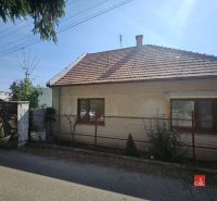 EXKLUZÍVNE NA PREDAJ 2-izbový rodinný dom v širšom centre Nitry s pote - Rodinný dom na Stračej ulici v Nitre s bielou fasádou a šikmou strechou.