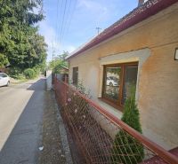 EXKLUZÍVNE NA PREDAJ 2-izbový rodinný dom v širšom centre Nitry s pote - Rodinný dom na Stračej ulici v Nitre s plotom a udržiavanou záhradkou.