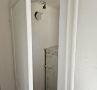 EXKLUZÍVNE NA PREDAJ 2-izbový rodinný dom v širšom centre Nitry s pote - Úzky priestor s bielym dverami a jednoduchým osvetlením v rodinnom dome.