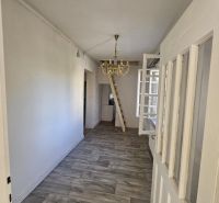 EXKLUZÍVNE NA PREDAJ 2-izbový rodinný dom v širšom centre Nitry s pote - Spálňa so skriňou a oknom, podlaha s dreveným dekorom, posteľ a detská ohrádka.