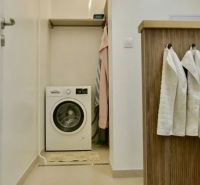 Na prenájom 3-izbový byt po kompletnej rekonštrukcii - ulica Teplická - Práčka s úložným priestorom v kúpeľni 3-izbového bytu.