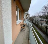 Na prenájom 3-izbový byt po kompletnej rekonštrukcii - ulica Teplická - Balkón v 3-izbovom byte s výhľadom na ulicu v Bratislave, Teplická.