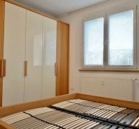 Na prenájom 3-izbový byt po kompletnej rekonštrukcii - ulica Teplická - Spálňa s posteľou bez matraca, vstavanou skriňou a oknom, 3-izbový byt.
