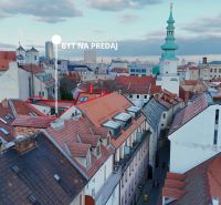 RIVERS | ART byt na predaj - historické centrum  - Letecký pohľad na strechy okolo Baštovej ulice a Michalskej veže v Bratislave.