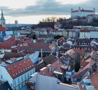 RIVERS | ART byt na predaj - historické centrum  - Bratislava - Staré Mesto zobrazuje panorámu s Bratislavským hradom a Michalskou vežou.