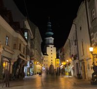 RIVERS | ART byt na predaj - historické centrum  - Nočná ulica mesta Bratislava - Staré Mesto s dominantnou Michalskou bránou.
