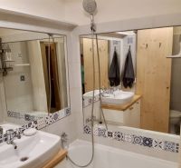 Prenájom 1 izbový byt, ulica Donnerova, Bratislava IV. Karlova Ves - Kúpeľňa s obkladmi a zrkadlom, umývadlom a vaňou v 1-izbovom byte.