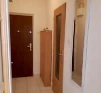 Prenájom 1 izbový byt, ulica Donnerova, Bratislava IV. Karlova Ves - Vstupná hala v 1-izbovom byte s bielymi stenami a svetlými dlaždicami.
