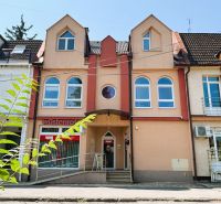 Prémiový podkrovný mezonet v centre Michaloviec | 109,3 m² |  - Rôznofarebné budovy s obchodmi na Jaroslawskej ulici v Michalovciach, vhodné na 4-izbový byt.