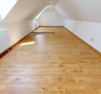 Prémiový podkrovný mezonet v centre Michaloviec | 109,3 m² |  - Podkrovná izba v 4-izbovom byte s podlahou s dreveným dekorom a strešnými oknami.