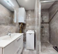 Prémiový podkrovný mezonet v centre Michaloviec | 109,3 m² |  - Kúpeľňa so sprchovacím kútom a práčkou v 4-izbovom byte.